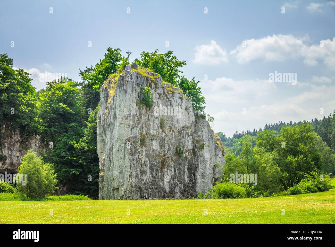 Formazione rocciosa Hrebenac vicino alla grotta di Slouppsko-sosuvska nel sistema di grotte del Carso Moravo, Repubblica Ceca, Europa. Foto Stock