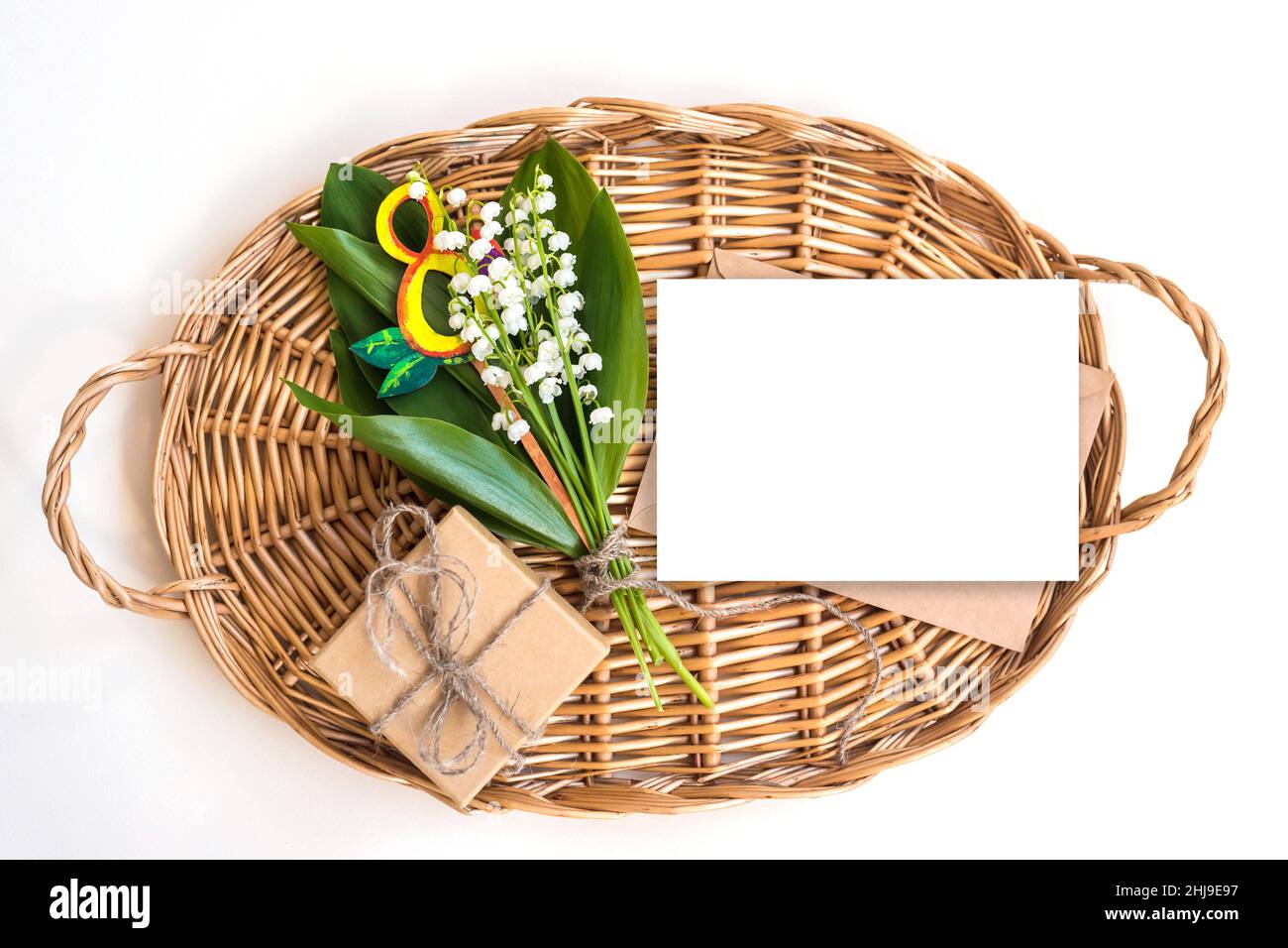 Bouquet di fiori giglio della valle, scatola regalo e numero 8 e mockup carta Foto Stock