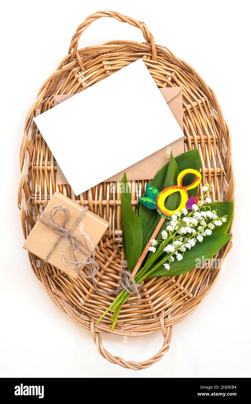 Biglietto di auguri Giornata Internazionale della Donna il 8th marzo con giglio di fiori della valle. Foto Stock