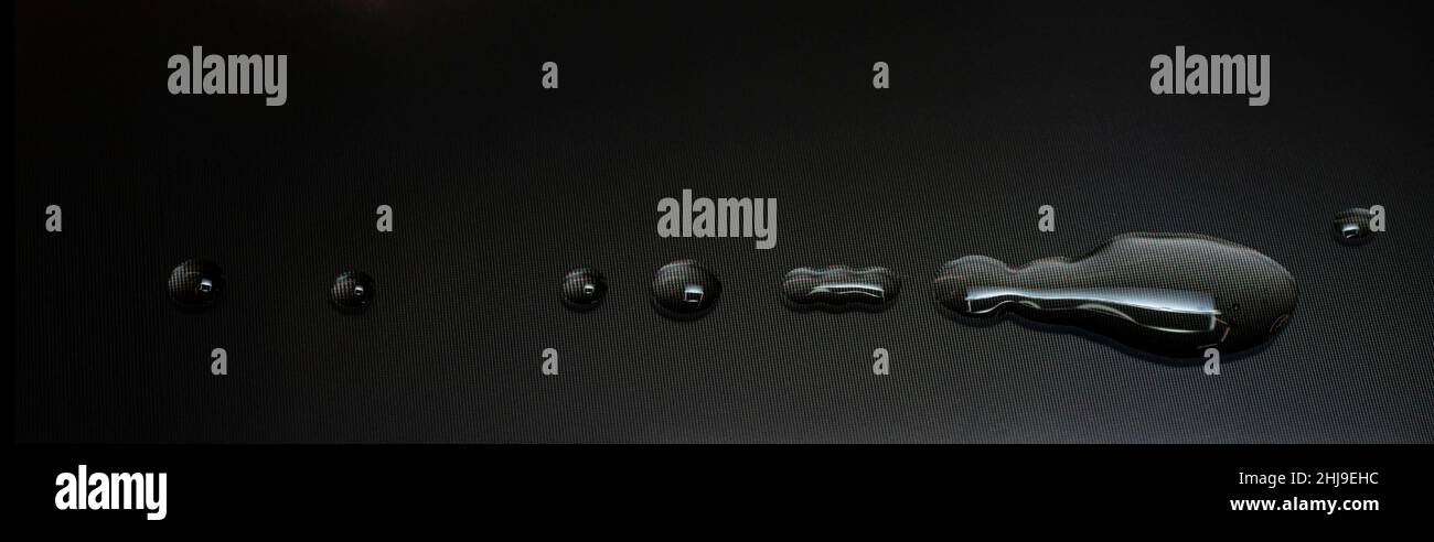 Gocce d'acqua sulla superficie di uno schermo LCD, macro shoot, umore scuro, banner Foto Stock