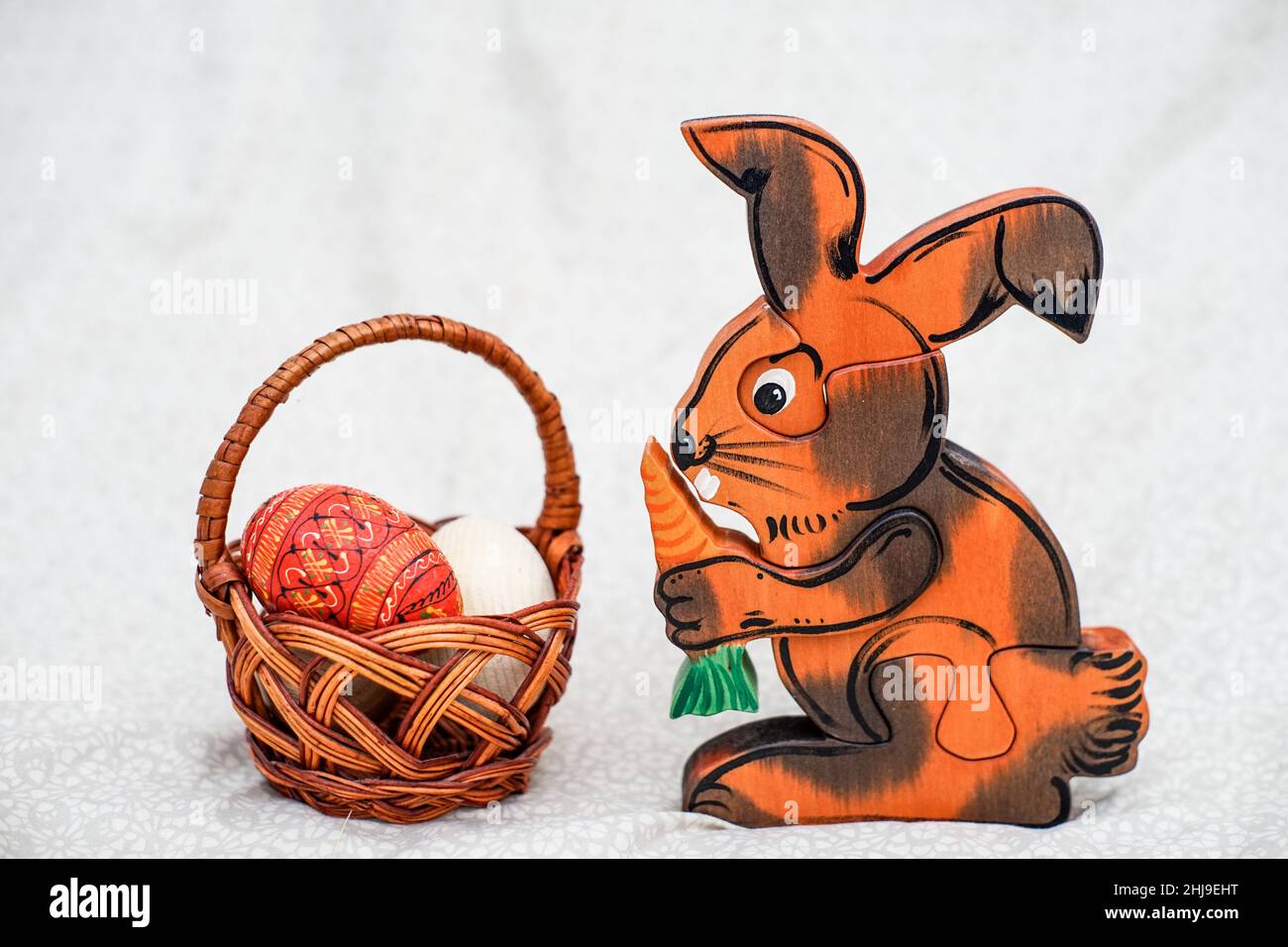 Uova Di Pasqua Di Plastica Nella Vista Superiore Del Canestro Di Vimini  Fotografia Stock - Immagine di vista, inscindibile: 40013894