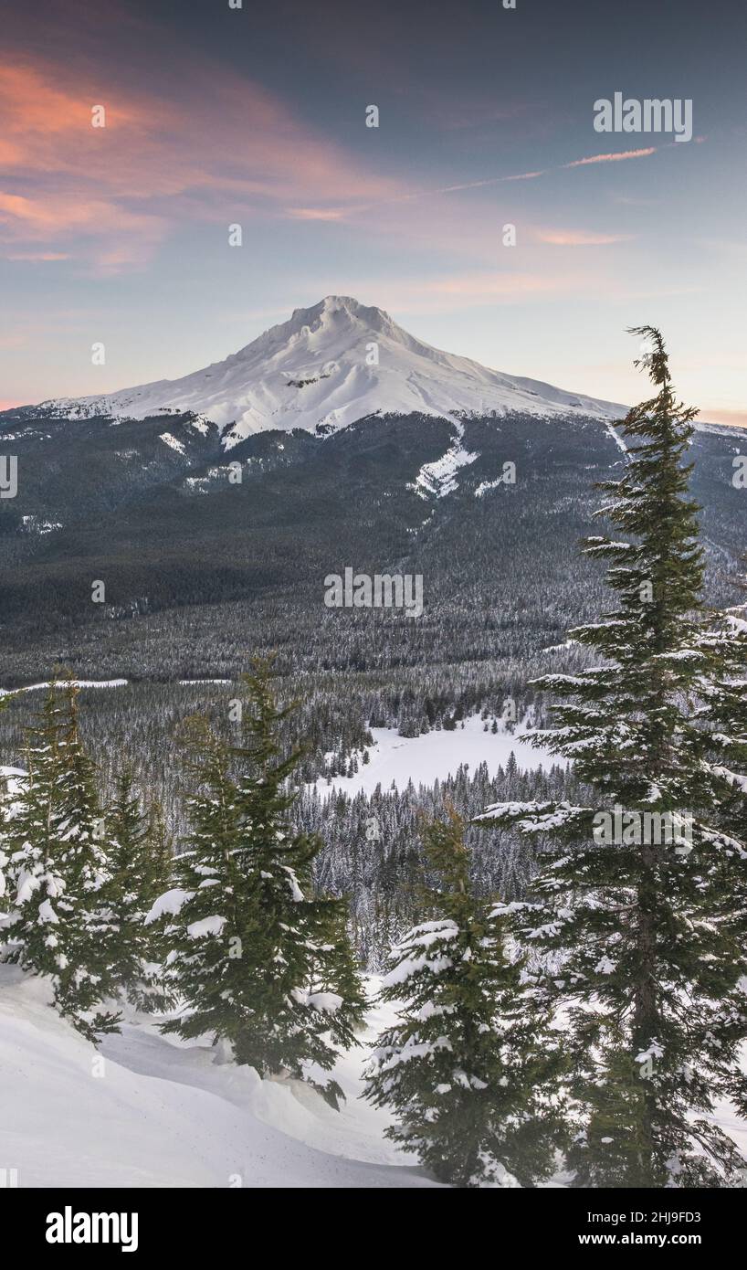 Vista maestosa del Monte Hood visto durante un tramonto invernale dalla Mount Hood National Forest in Oregon durante l'inverno Foto Stock