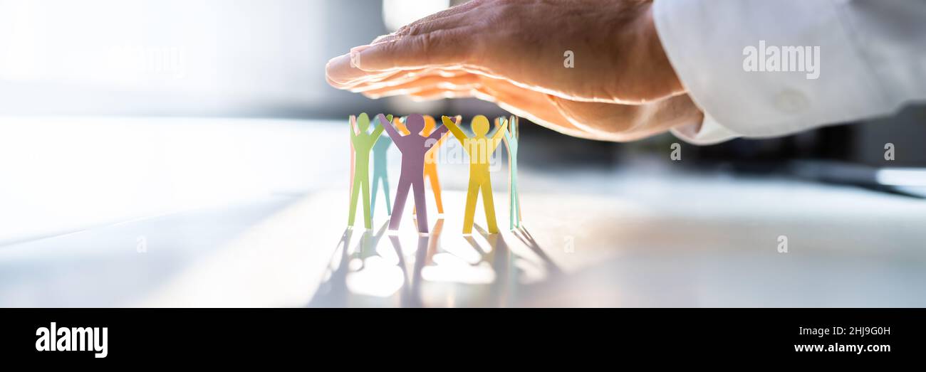 Inclusione e diversità. Protezione delle mani inclusive reti paritarie Foto Stock