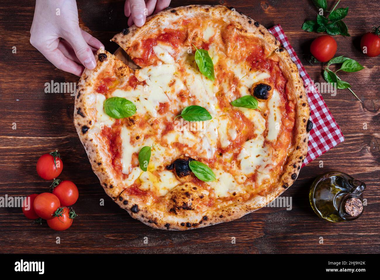 Pizza Napoletana, pizza italiana tradizionale e autentica cotta in forno a  legna. Pizza Margherita con mozzarella, salsa di pomodoro, olio d'oliva  Foto stock - Alamy