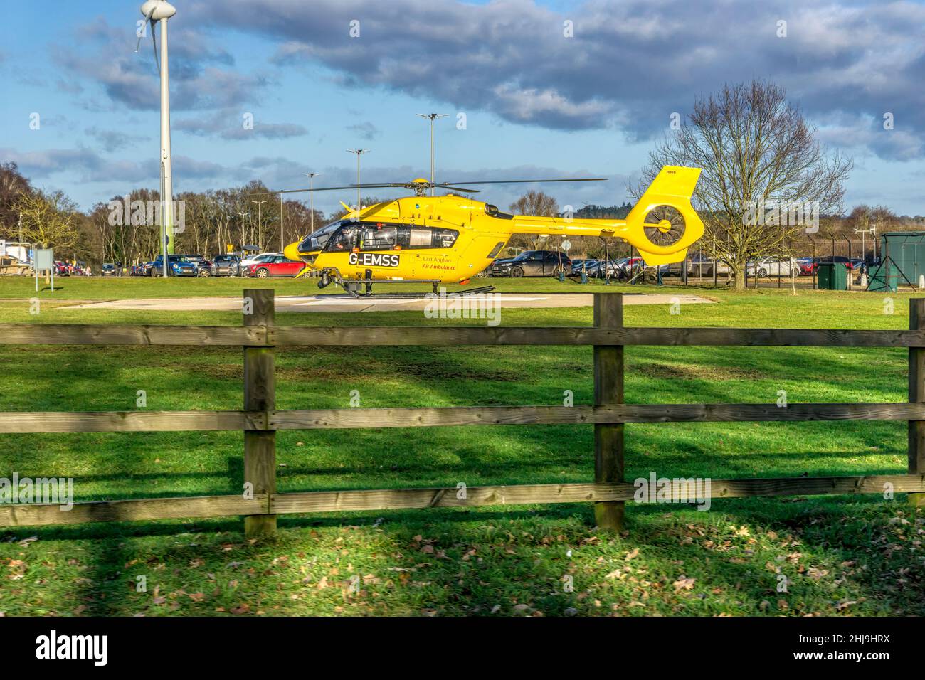 Ambulanza aerea angliana orientale G-EMSS a terra al Queen Elizabeth Hospital, King's Lynn. Foto Stock