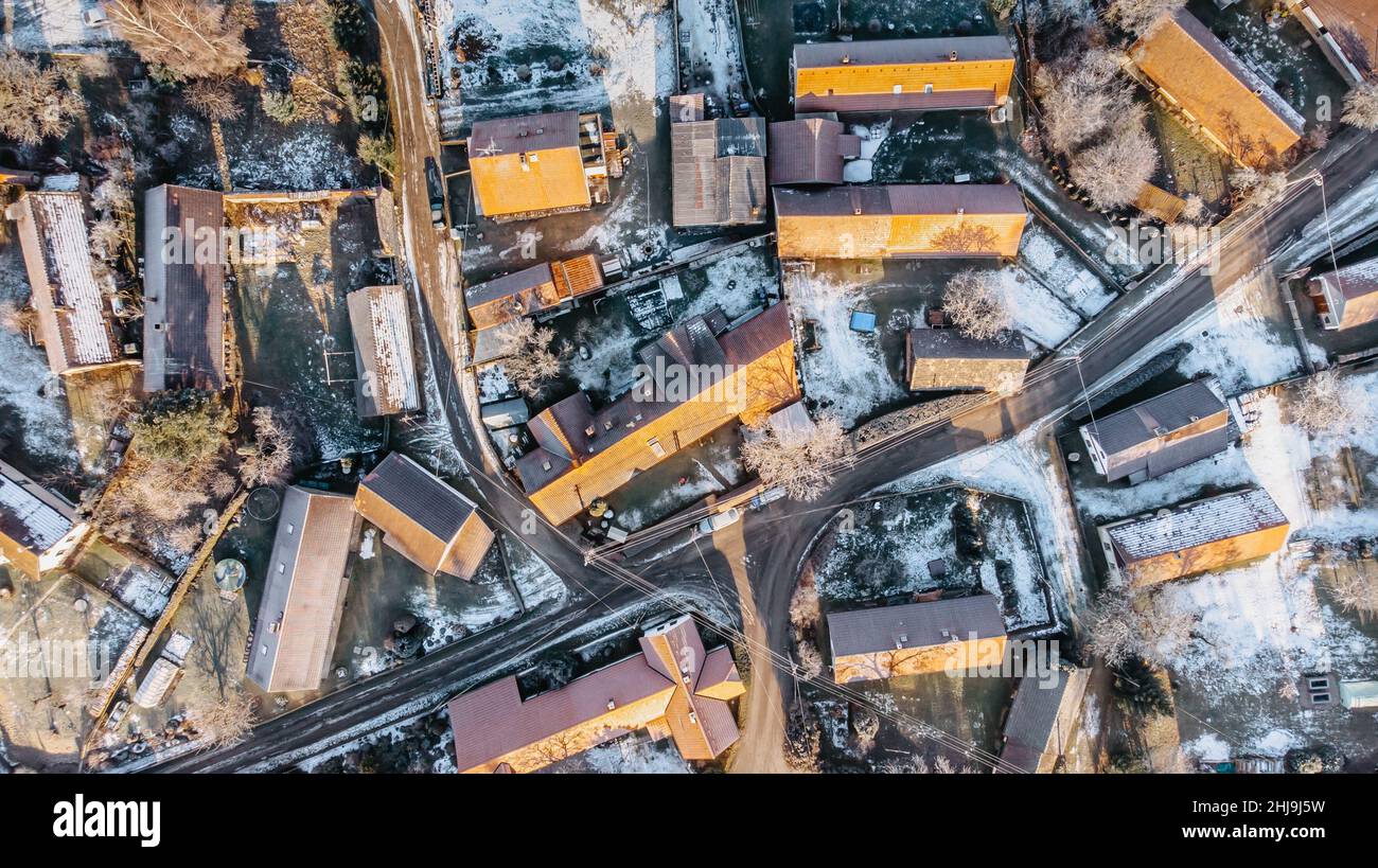 Vista aerea di piccolo villaggio in winter.Top vista di casa tradizionale in ceco.guardando dritto verso il basso con immagine satellitare style.Houses Foto Stock