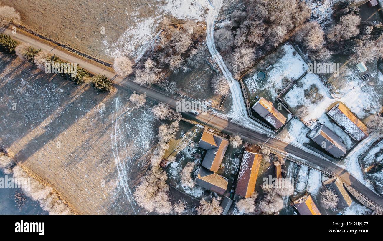 Vista aerea di piccolo villaggio in winter.Top vista di casa tradizionale in ceco.guardando dritto verso il basso con immagine satellitare style.Houses Foto Stock