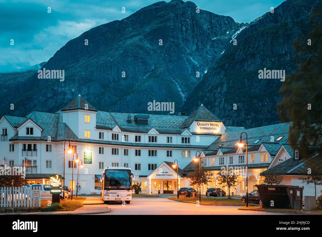 Eidfjord, Hordaland County, Hardanger Region, Hardangerfjord, Norvegia. Wooden Quality Hotel Voringfoss nella campagna norvegese durante la notte d'estate. Foto Stock