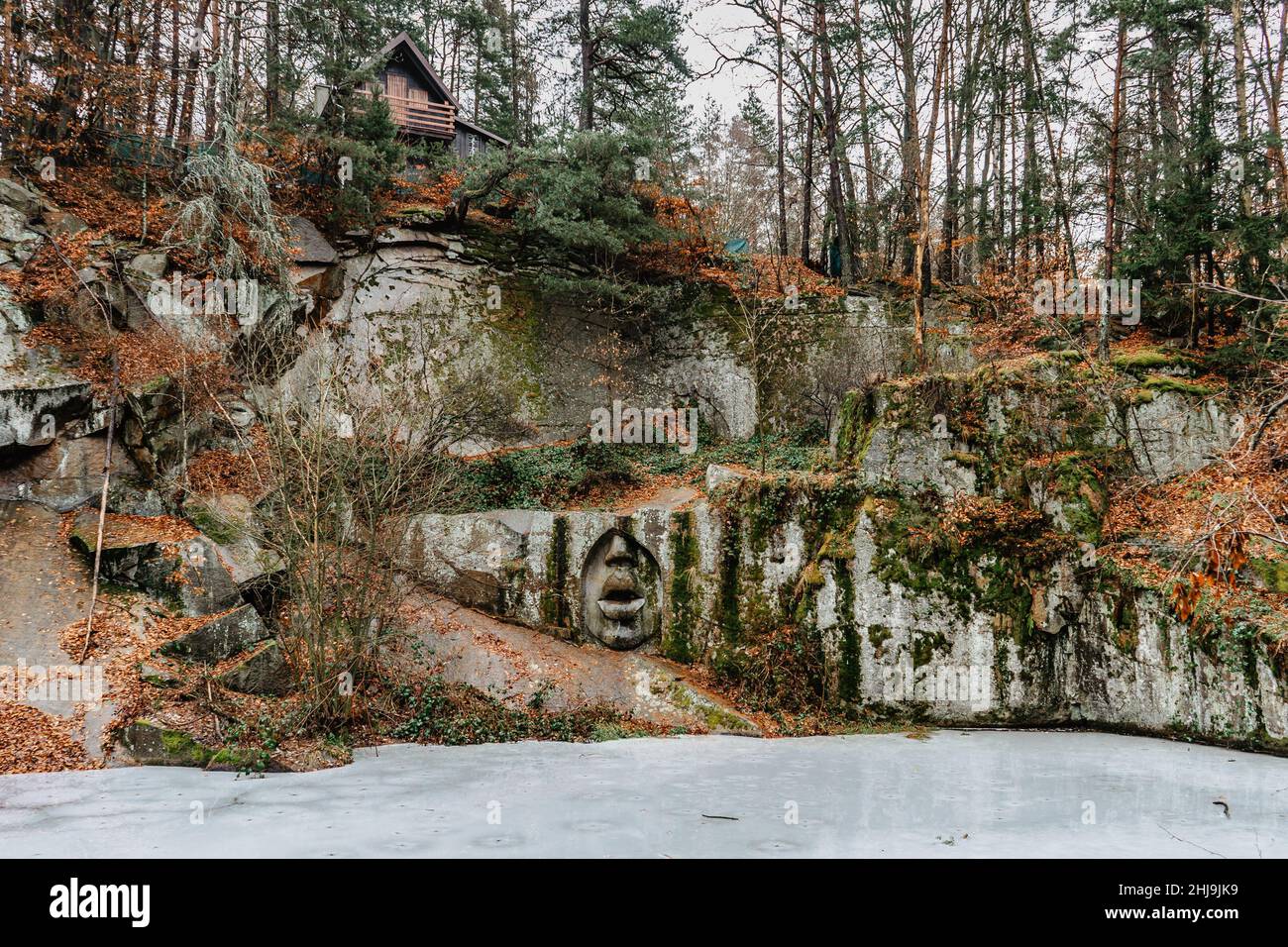 Sollievo di roccia chiamato Usta pravdy, bocca della verità, nella foresta vicino Lipnice nad Sazavou, Repubblica Ceca, ispirato dalla bocca della Verita.destinazione turistica Foto Stock