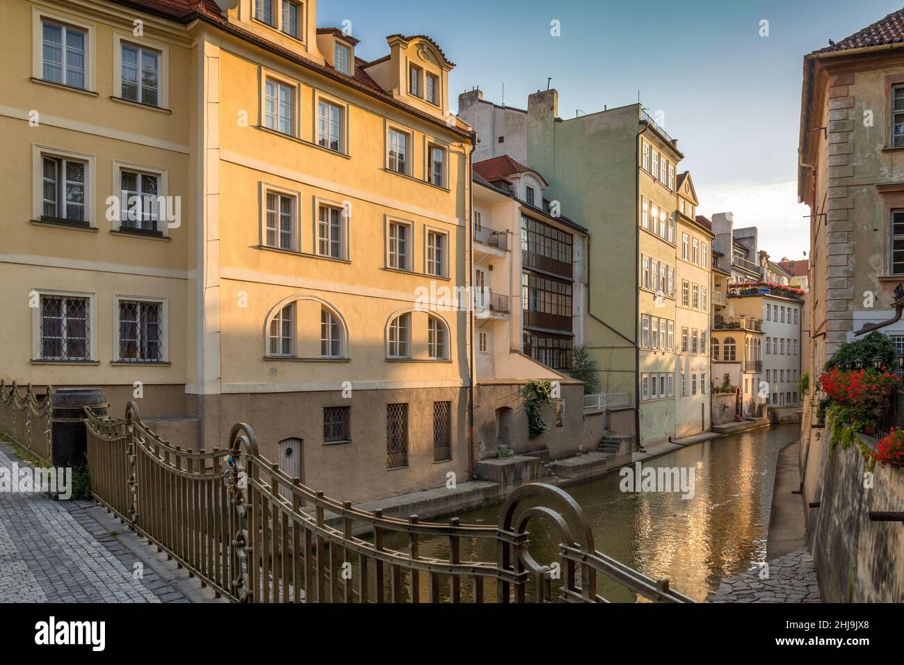 Case storiche lungo il torrente Vltava chiamato Certovka, Città minore di Praga, Repubblica Ceca, Europa. Foto Stock