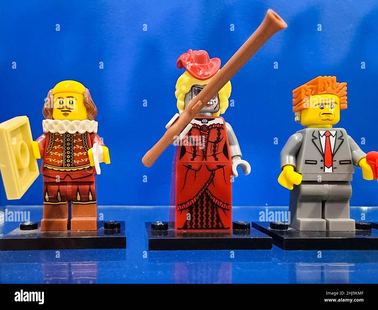 Minsk, Bielorussia - 22 aprile 2021 costruttore Lego. Tre minifigure umane. Le esposizioni sono fatte di mattoni Lego. Foto Stock