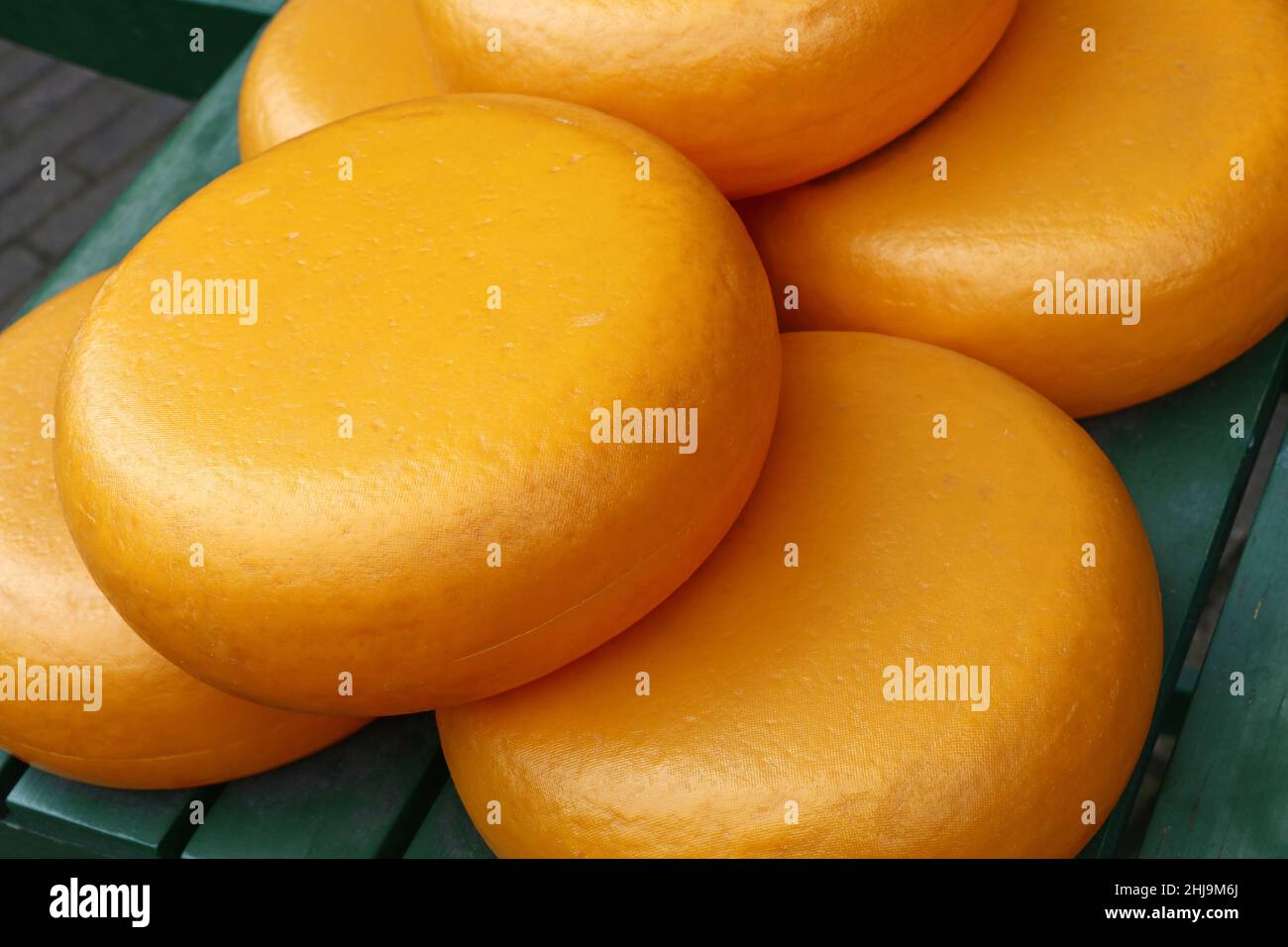 Close up grandi ruote gialle di maturazione dura Gouda formaggio Olandese, ad alto angolo di visione Foto Stock