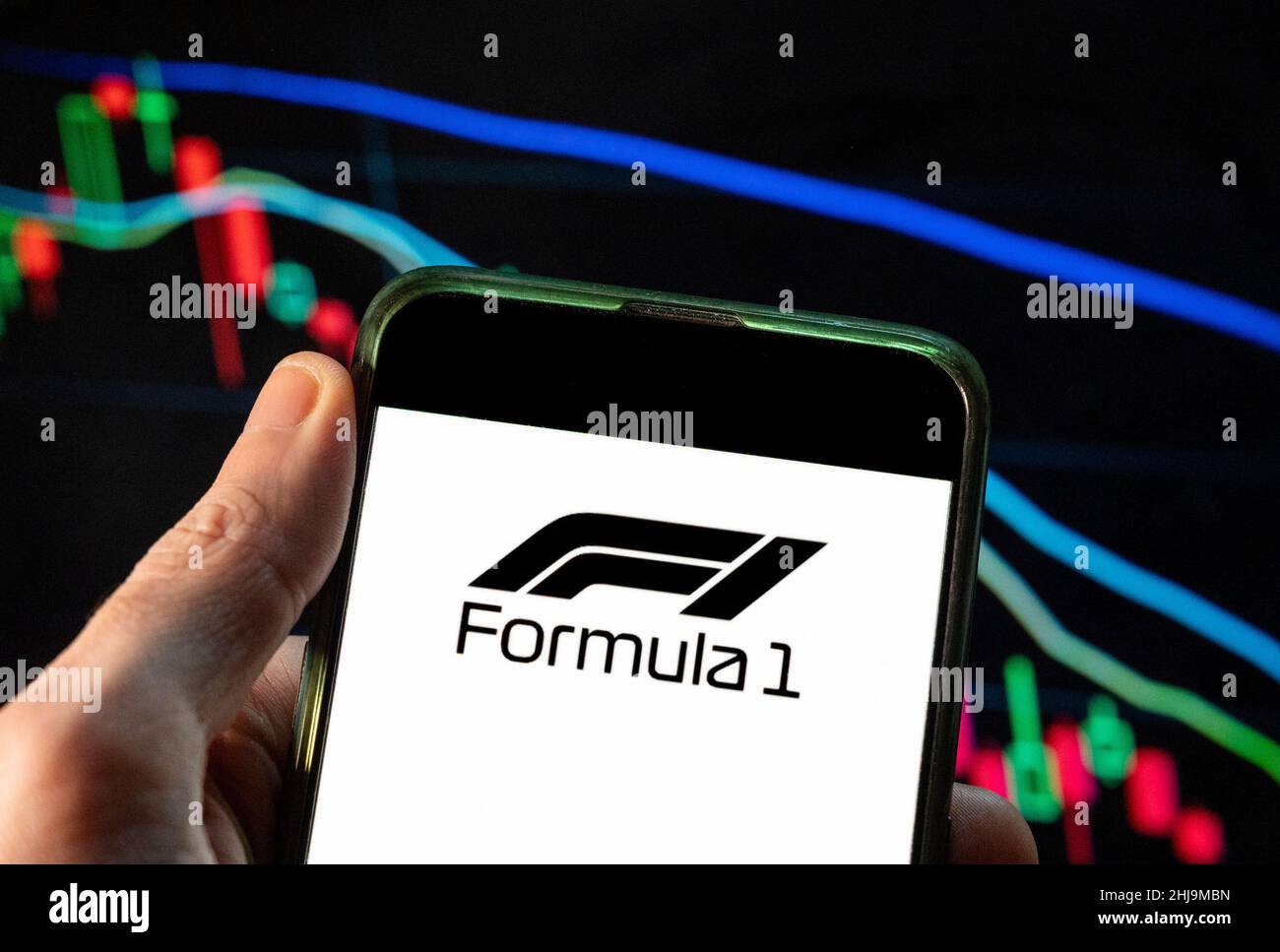 Cina. 09th Dic 2021. In questa foto raffigurante la monoposto auto da corsa sancita dalla Fédération Internationale de l'Automobile (FIA), Formula 1 (F1), logo visto su uno smartphone con un grafico di indice di borsa economica sullo sfondo. (Foto di Budrul Chukrut/SOPA Images/Sipa USA) Credit: Sipa USA/Alamy Live News Foto Stock