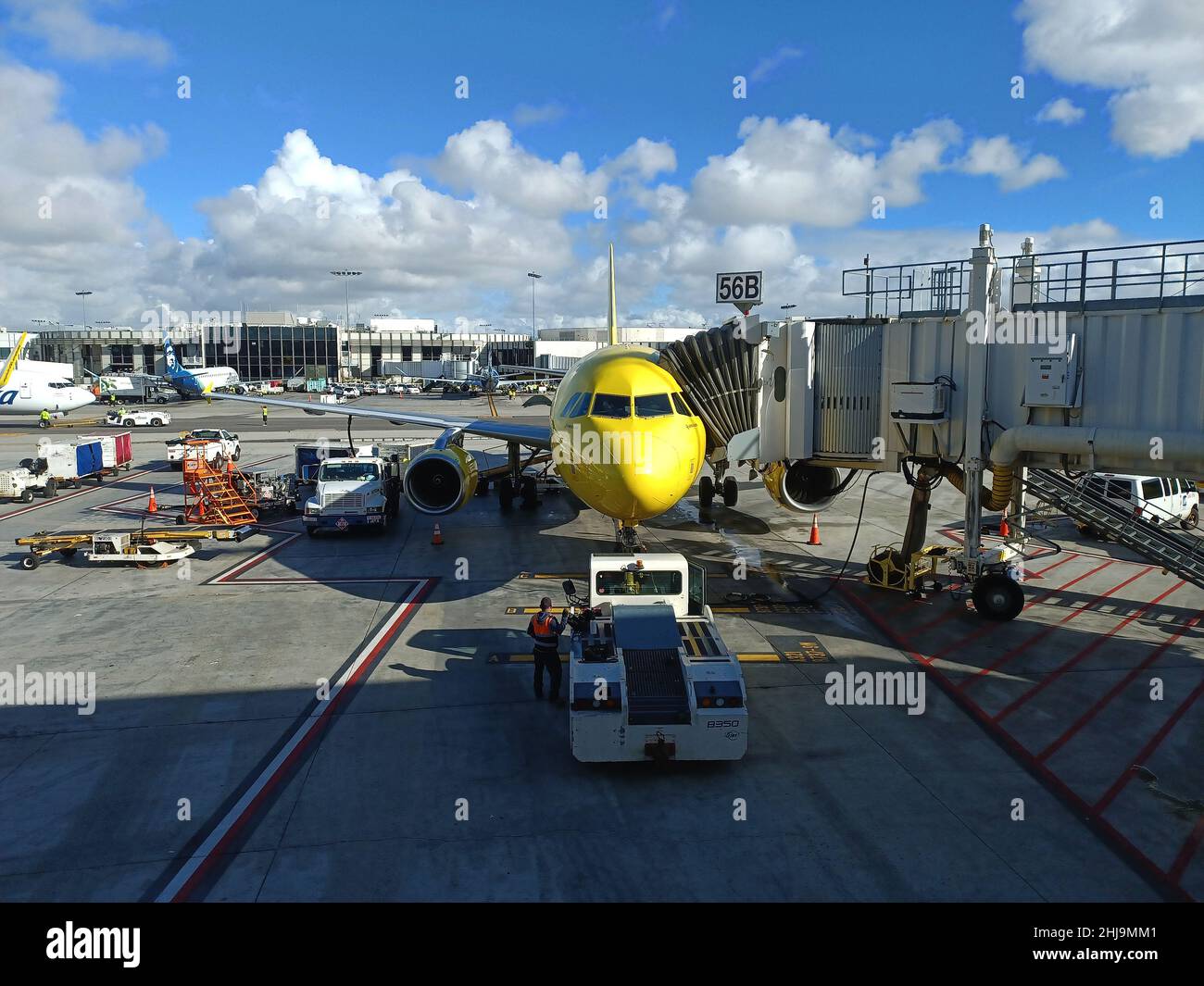 Un jet Spirit Airlines giallo si prepara per la partenza all'aeroporto internazionale di Los Angeles Foto Stock
