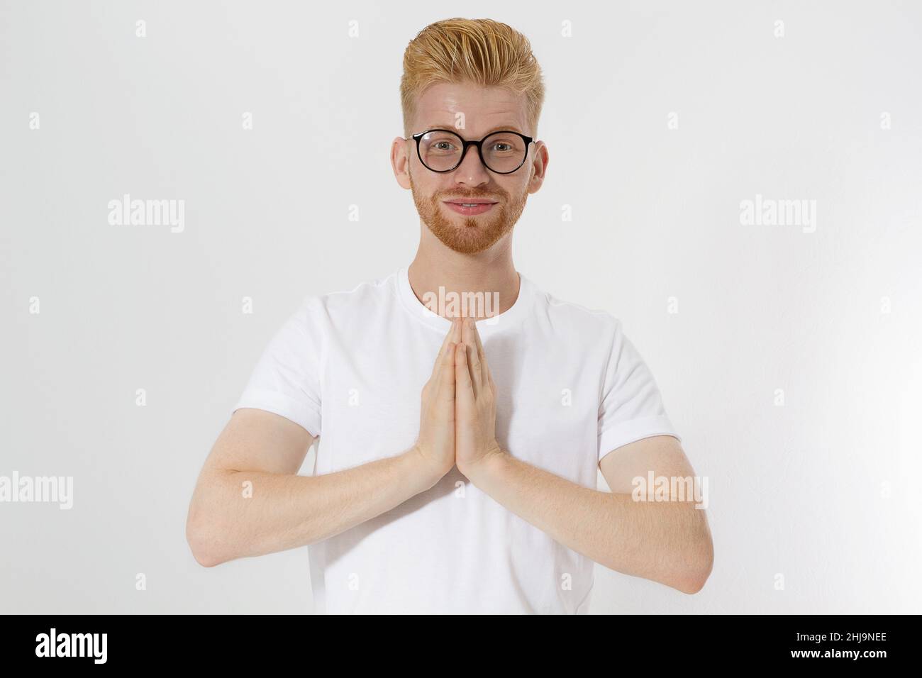 Pratica meditazione per il concetto di successo aziendale. Giovane uomo Master stress e prime per il successo, superare l'ansia. Primo piano di ragazzo redheaded in medita Foto Stock