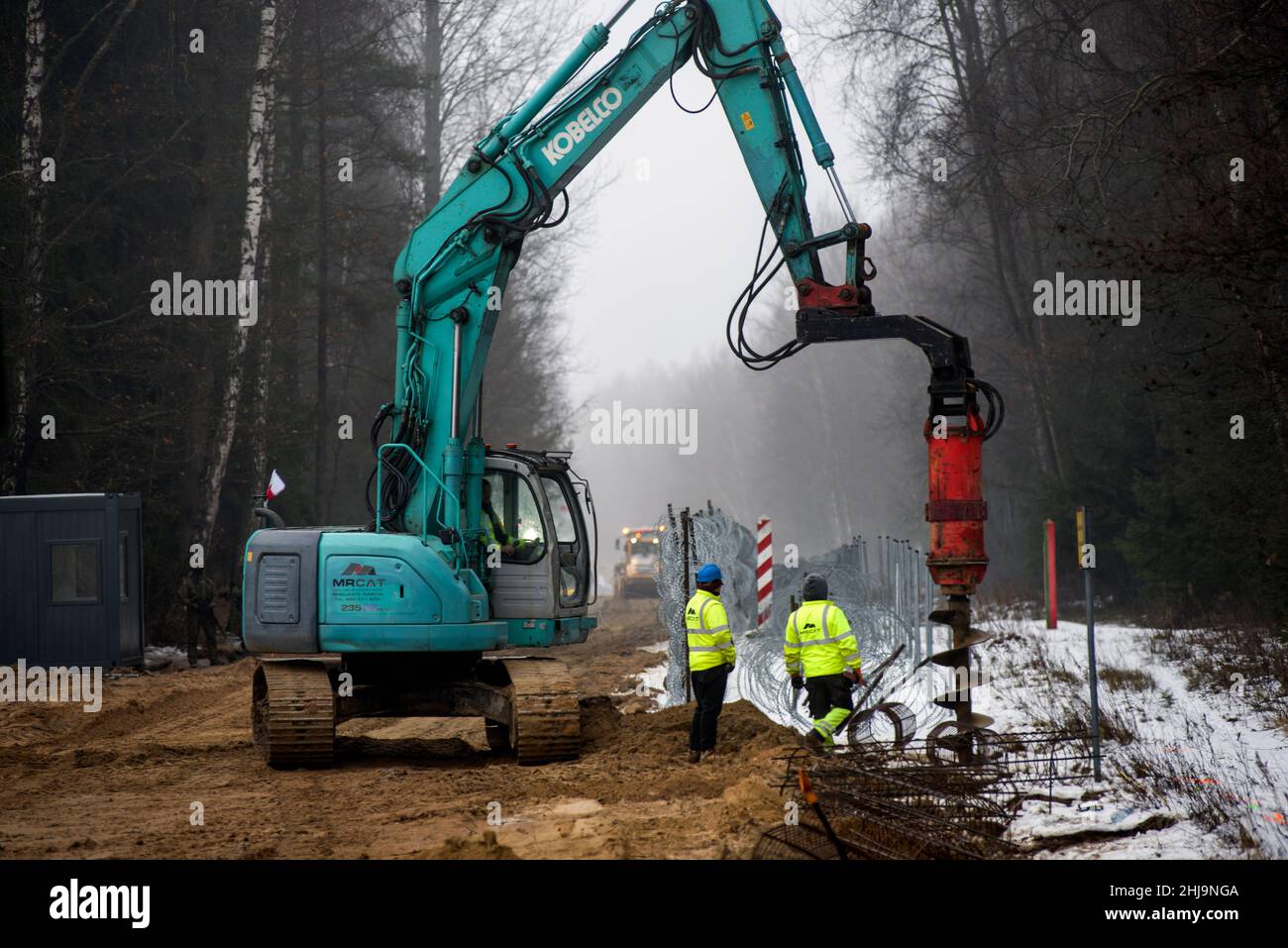 I lavoratori si vedono costruire un muro lungo il confine con la Bielorussia.la Polonia ha iniziato a costruire un muro di $394 milioni di euro al suo confine orientale, destinato a bloccare i migranti spinti dalla Bielorussia, in quello che l’Unione europea chiama un “attacco ibrido”, dal passaggio illegale nel territorio dell’UE. L'Unione europea ha accusato il presidente bielorusso Alexander Lukashenko di spingere i migranti nel blocco per creare instabilità, in ritorsioni contro le sanzioni dell'UE. (Foto di Attila Husejnow/SOPA Images/Sipa USA) Credit: Sipa USA/Alamy Live News Foto Stock