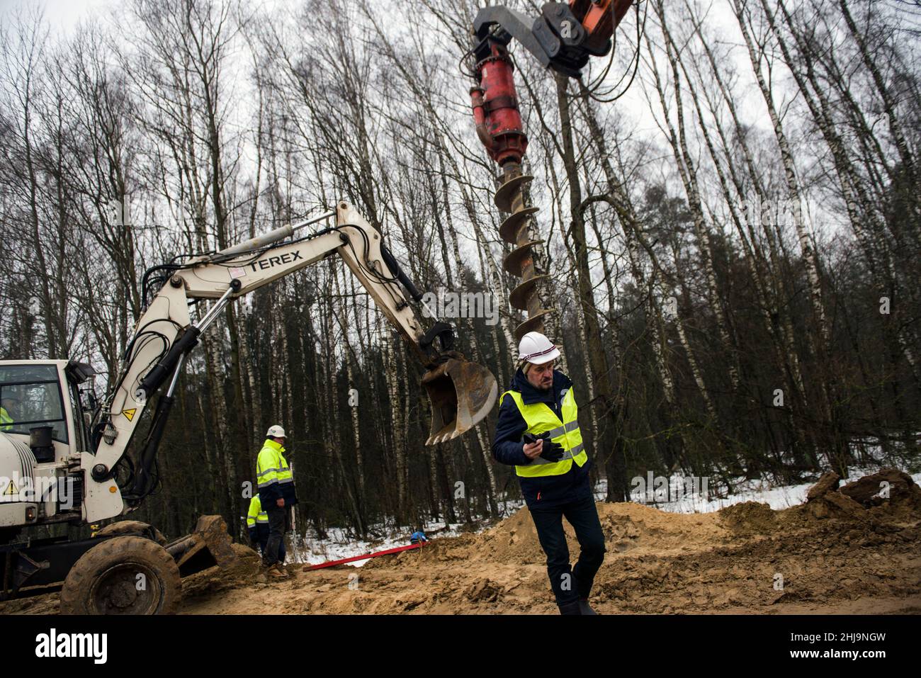 I lavoratori si vedono costruire un muro lungo il confine con la Bielorussia.la Polonia ha iniziato a costruire un muro di $394 milioni di euro al suo confine orientale, destinato a bloccare i migranti spinti dalla Bielorussia, in quello che l’Unione europea chiama un “attacco ibrido”, dal passaggio illegale nel territorio dell’UE. L'Unione europea ha accusato il presidente bielorusso Alexander Lukashenko di spingere i migranti nel blocco per creare instabilità, in ritorsioni contro le sanzioni dell'UE. (Foto di Attila Husejnow/SOPA Images/Sipa USA) Credit: Sipa USA/Alamy Live News Foto Stock