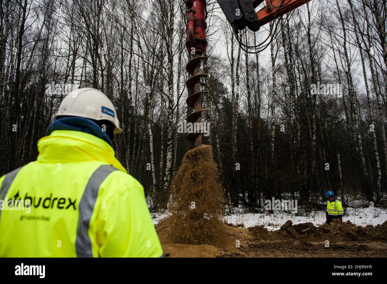 I lavoratori si vedono costruire un muro lungo il confine con la Bielorussia.la Polonia ha iniziato a costruire un muro di $394 milioni di euro al suo confine orientale, destinato a bloccare i migranti spinti dalla Bielorussia, in quello che l’Unione europea chiama un “attacco ibrido”, dal passaggio illegale nel territorio dell’UE. L'Unione europea ha accusato il presidente bielorusso Alexander Lukashenko di spingere i migranti nel blocco per creare instabilità, in ritorsioni contro le sanzioni dell'UE. (Foto di Attila Husejnow/SOPA Images/Sipa USA) Credit: Sipa USA/Alamy Live News Foto Stock