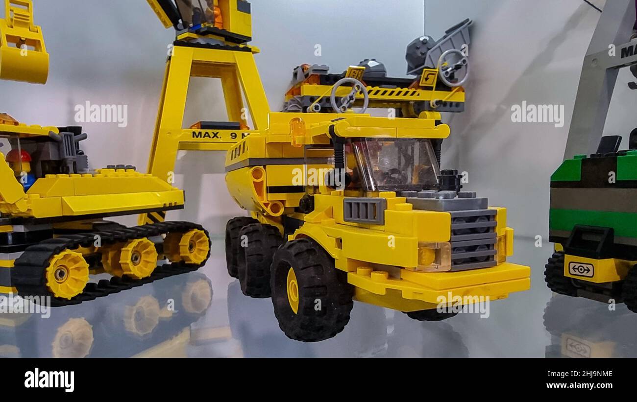 Minsk, Bielorussia - 22 aprile 2021 costruttore Lego. Trattore giallo e escavatore cingolato. Macchine e meccanismi per la costruzione di case. Foto Stock