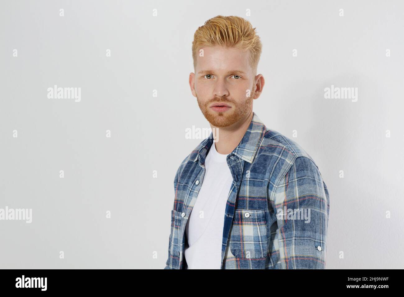 Giovane uomo con testa rossa e barba rossa in camicia estiva bianca, camicia a quadri isolata su sfondo bianco. Unshaven sicuro imprenditore maschile serio. COP Foto Stock