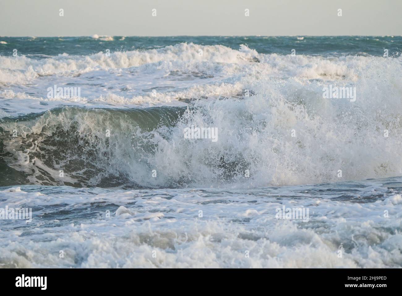 Onde di rottura sulla costa nel sud della Spagna, Andalusia, Spagna. Foto Stock