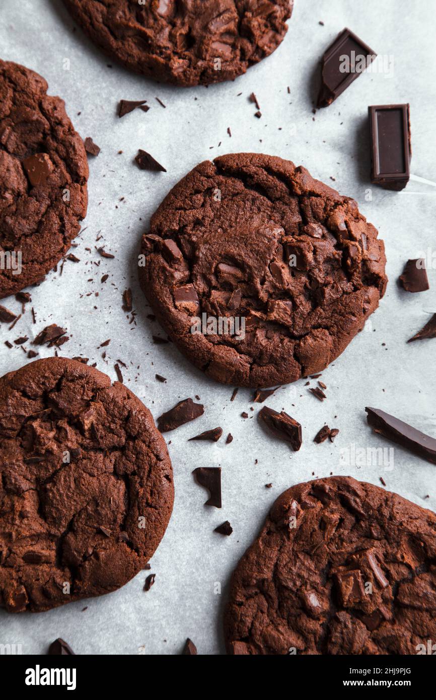 Fotografia alimentare di dolci biscotti a doppia pezzatura di cioccolato freschi fuori dal forno. Foto Stock