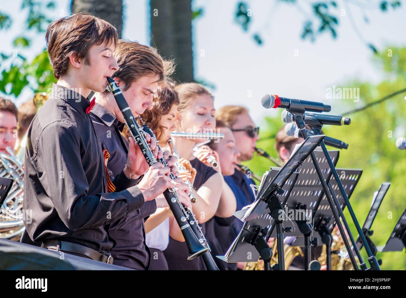 Una banda di ottone si esibisce nel parco. Giovani musicisti, studenti della scuola di musica in un concerto dedicato alla Giornata della Vittoria a Minsk (Bielorussia). Foto Stock