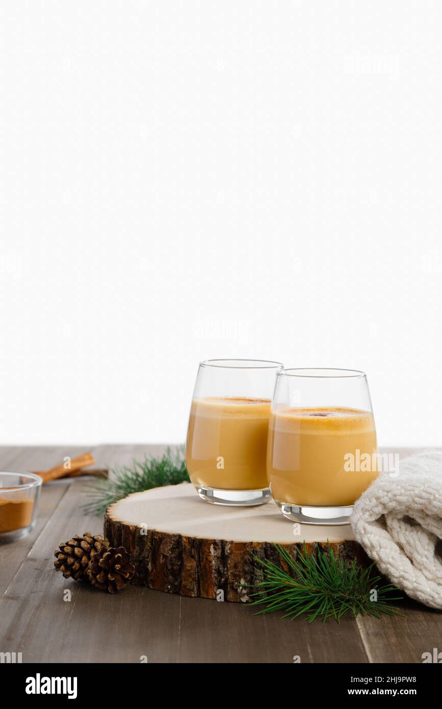 Caffè di latte di eggnog fatto in casa in un'ambientazione natalizia d'inverno. Foto Stock