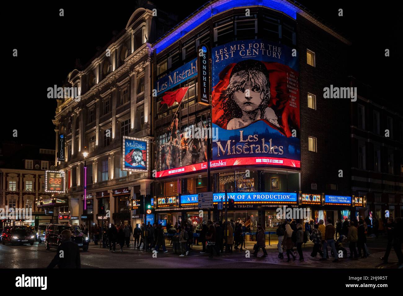 Londra, Regno Unito. 27 gennaio 2022. Luci luminose del Teatro Sondheim su Shaftesbury Avenue, che ospita Les Miserables. I proprietari di teatri sperano che le aziende riprendano ora che le restrizioni del piano B Omicron sono state allentate dal governo britannico. L'industria delle prestazioni culturali e dal vivo è stata gravemente colpita dalla pandemia in corso. Credit: Stephen Chung / Alamy Live News Foto Stock