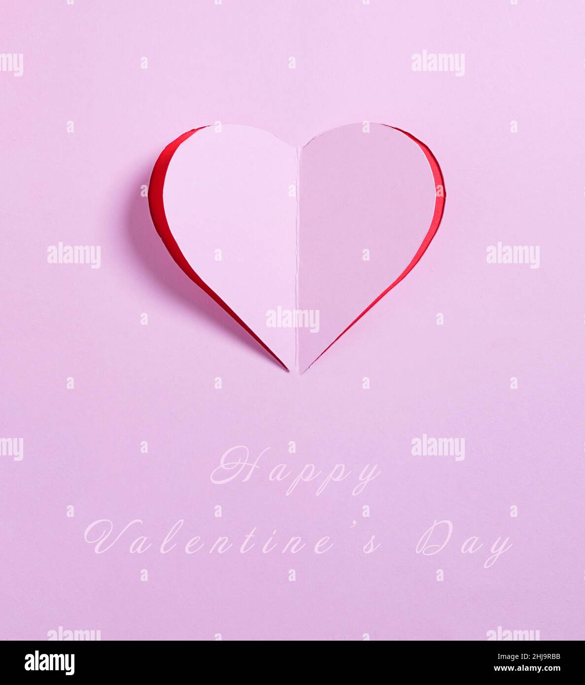 Buon giorno di San Valentino, cuore rosa da carta. Buono Holiday Card, romantico design regalo. Foto Stock