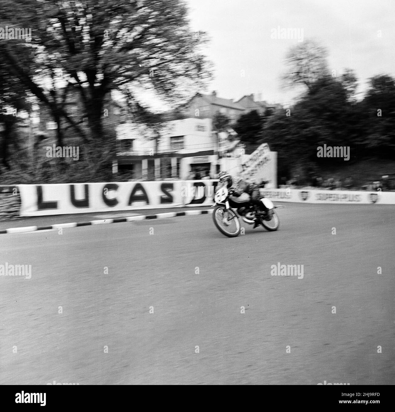 Beryl Swain, motociclista e la prima donna a gareggiare da sola in una gara su strada TT sul percorso Isle of Man, ha gareggiato nella classe 50cc Ultra-Lightweight, nella foto dopo sessione di prove, martedì 29th maggio 1962. Foto Stock