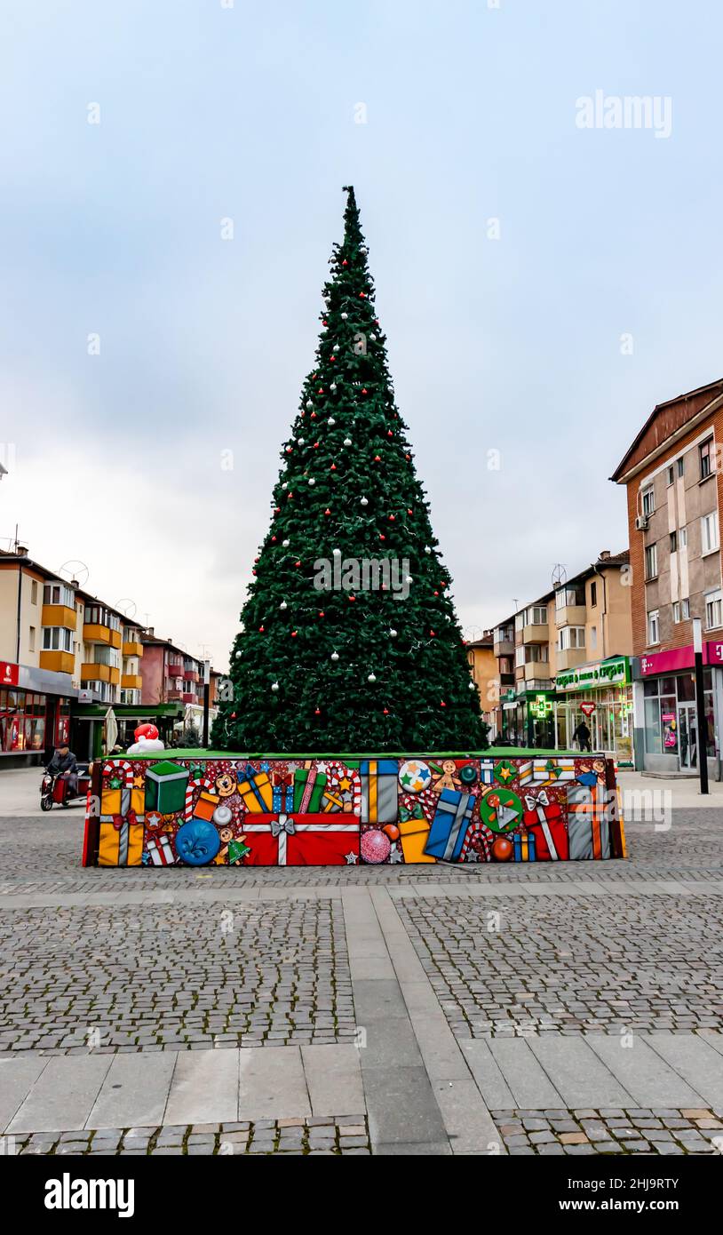 Hunedoara, Romania-2 gennaio 2022: Foto di Capodanno dal centro di Hunedoara che mostra l'albero di Natale decorato e le persone a piedi rilassato Foto Stock