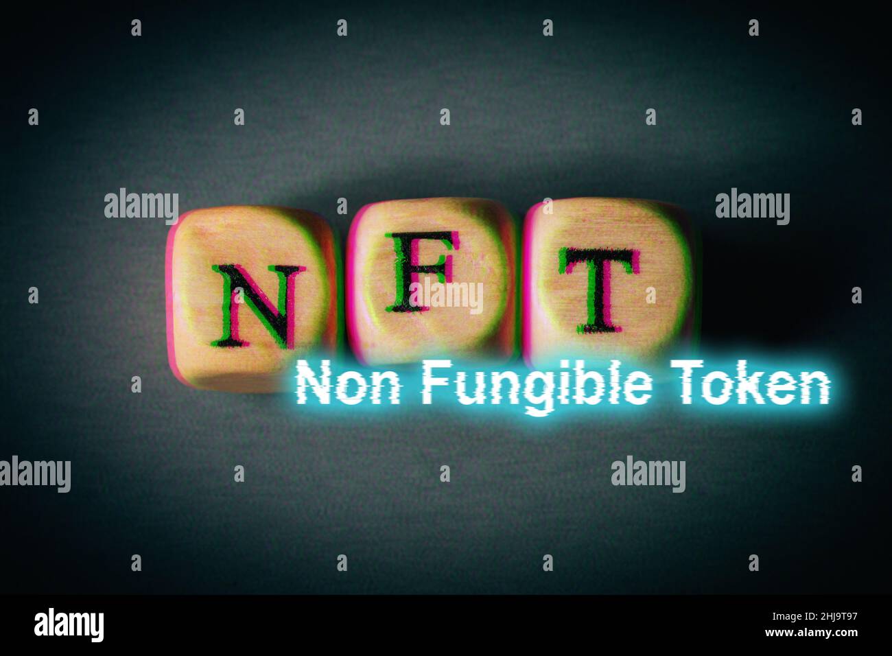 Token non fungibile NFT - testo con effetto di fricch. Moderno concetto di cripto-arte aziendale e valuta digitale. Foto Stock