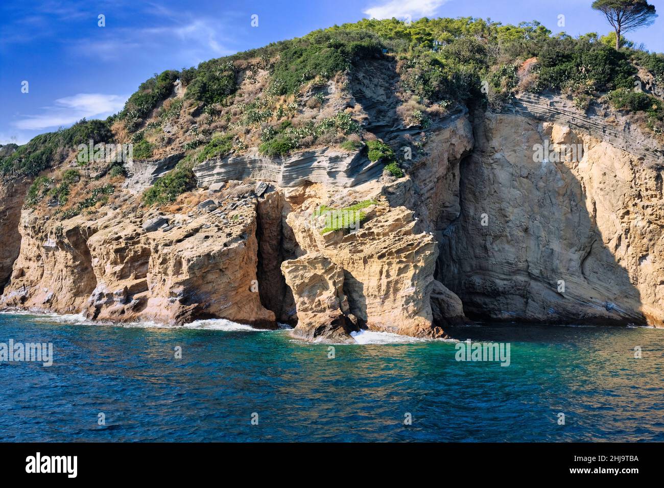 La bellissima costa dell'isola di procida (Napoli) con le sue isolette e le  sue acque cristalline Foto stock - Alamy