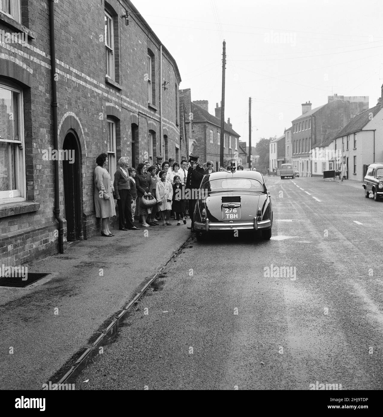 Auto di polizia dotata di un telefono altoparlante unità, appello per informazioni nel villaggio di Brill, Mercoledì 14th agosto 1963. Il 1963 Great Train Robbery fu la rapina di 2,6 milioni di sterline da un treno Royal Mail diretto da Glasgow a Londra sulla West Coast Main Line nelle prime ore del 8th agosto 1963, a Bridego Railway Bridge, Ledburn, vicino a Mentmore nel Buckinghamshire, Inghilterra. Foto Stock