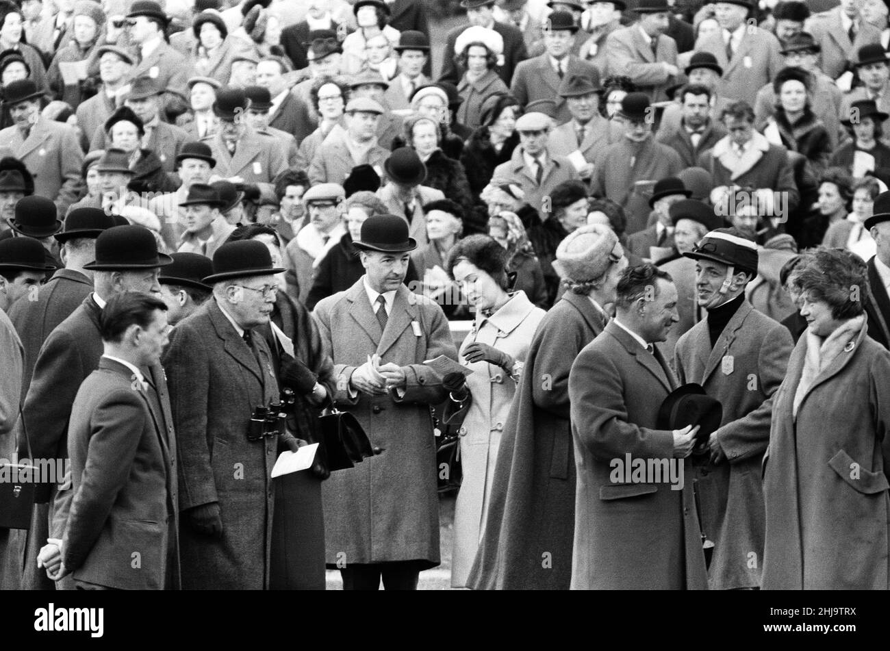 Regina Elisabetta la Regina Madre con il Segretario di Stato per la Guerra John profumo e sua moglie Valerie Hobson al Sandown Park Racecourse. 22nd marzo 1963. Foto Stock