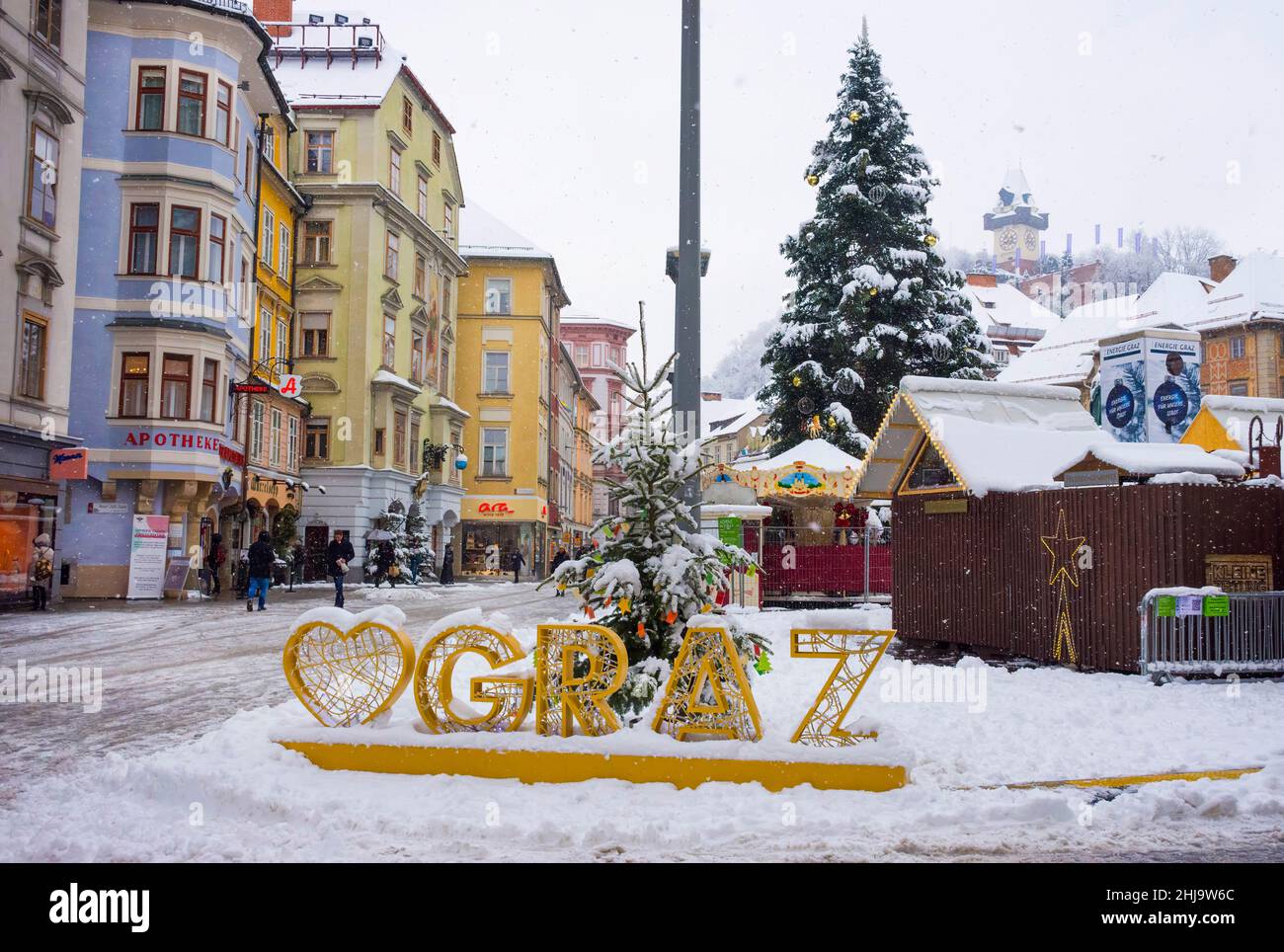 Graz, Austria-09 dicembre 2021: Persone che camminano attraverso la neve in piazza principale Hauptplatz, nel centro della città di Graz, Steiermark, Austria, in bella Foto Stock