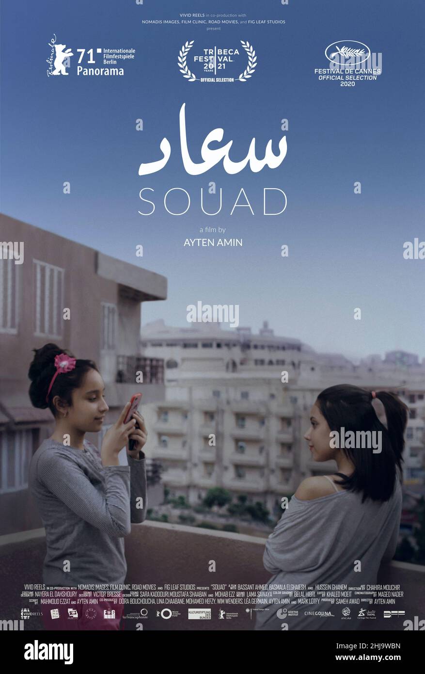 Souad (2021) regia di Ayten Amin e recita Bassant Ahmed, Basmala Elghaiesh e Hussein Ghanem. Il film ruota intorno al rapporto di due sorelle adolescenti in una delle città egiziane del delta del Nilo, una di loro detiene una vita segreta nel mondo virtuale. Foto Stock