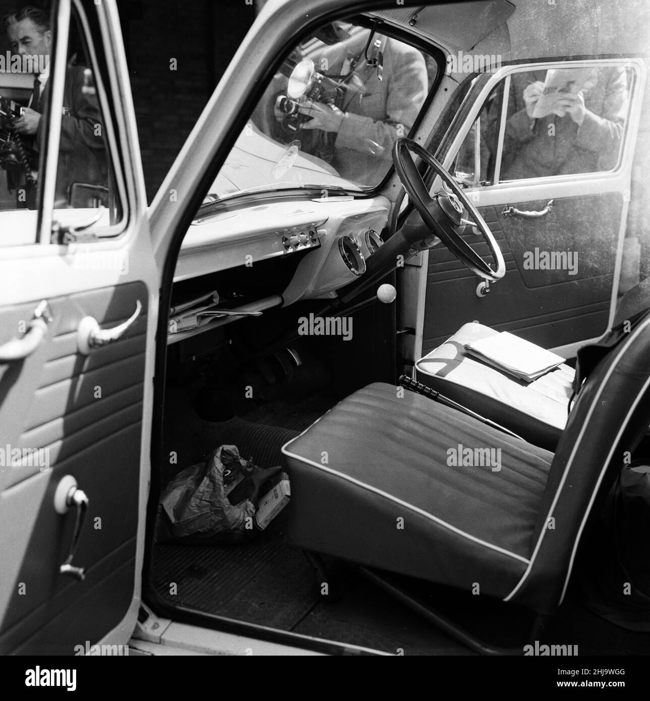 Ford Anglia in Police Yard, Bournemouth stazione di polizia, l'auto è stata acquistata il Martedì notte da un garage locale per 273 sterline, pagato in banconote che si ritiene siano stati rubati, Giovedi 15th agosto 1963. La nostra immagine mostra ... fronte di auto, con un sacchetto di carta marrone sul pavimento, un pacchetto di sigarette si stacca fuori. Il primo membro della banda di Great Train Robbery è stato catturato, Roger Cordrey, con il suo amico, William Boal. Vivevano in un appartamento affittato e completamente arredato sopra un negozio di fioristi a Wimborne Road, Moordown, Bournemouth. La polizia di Bournemouth è stata rovesciata dalla vedova Ethel Cla Foto Stock