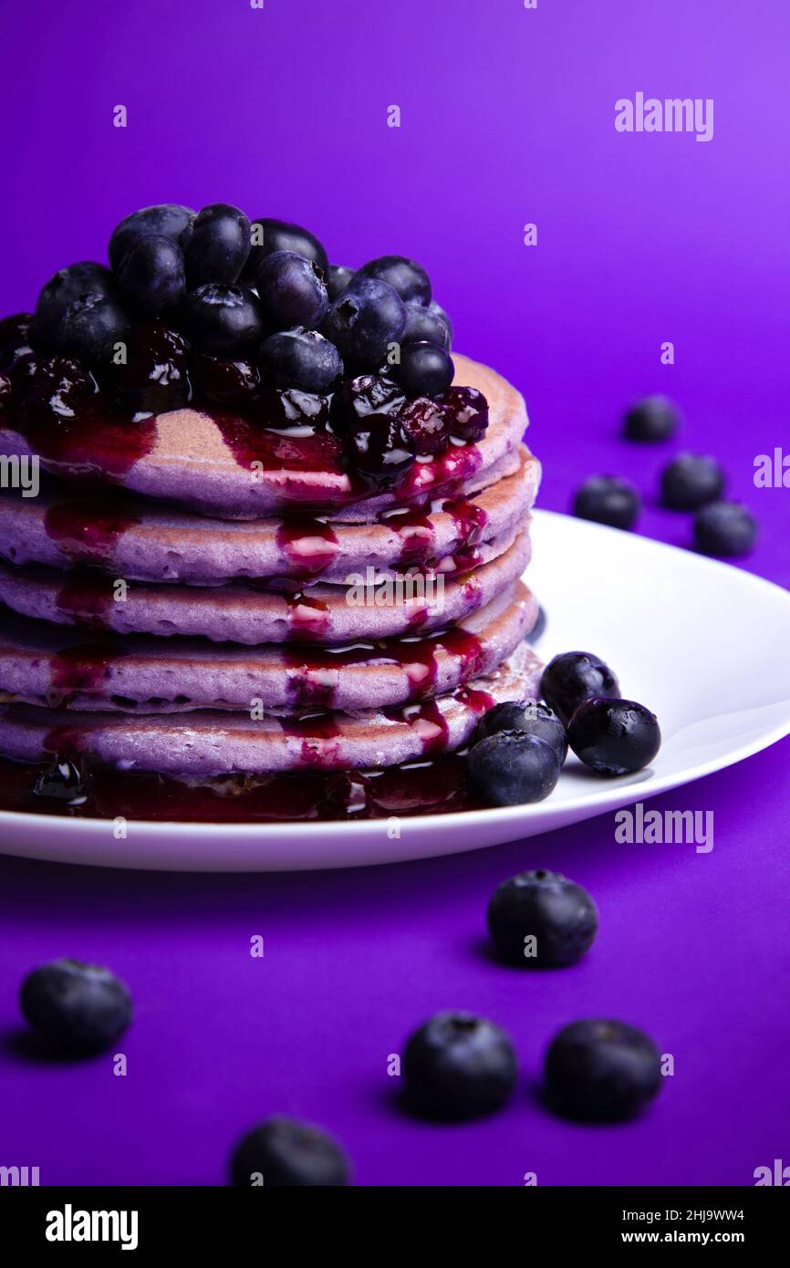 Pancake freschi fatti in casa con latte di Buttermilk viola e sciroppo di mirtilli e sciroppo Foto Stock