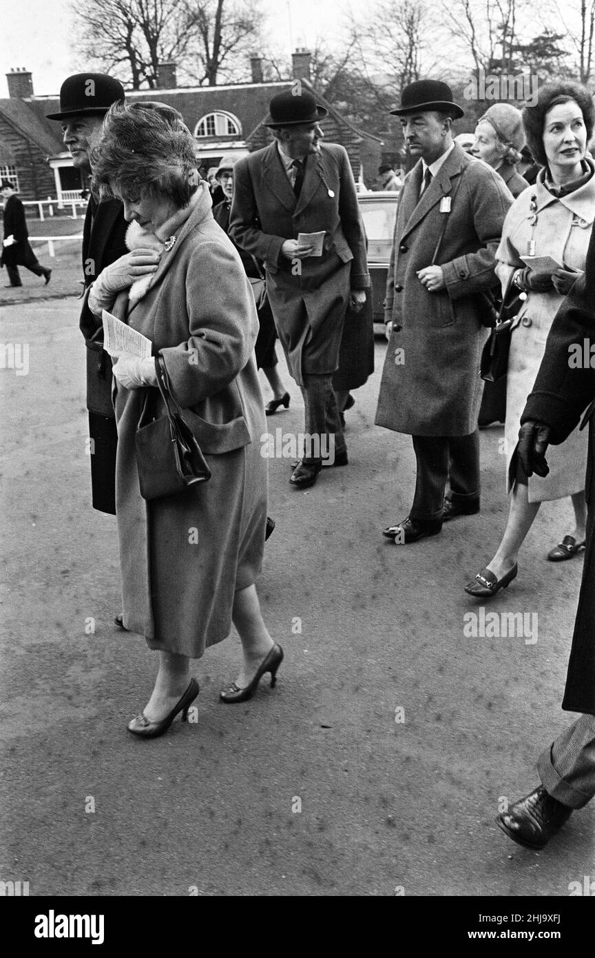 Regina Elisabetta la Regina Madre con il Segretario di Stato per la Guerra John profumo e sua moglie Valerie Hobson al Sandown Park Racecourse. 22nd marzo 1963. Foto Stock