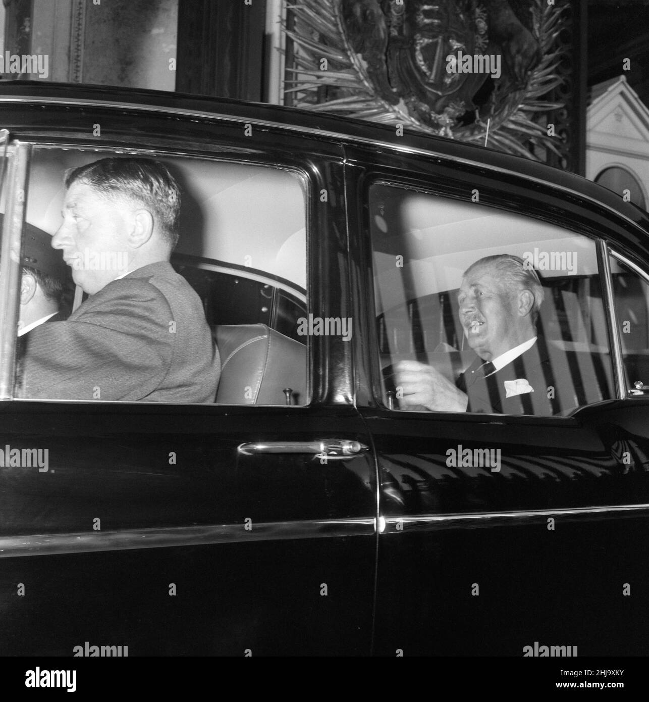 Il primo ministro Harold Macmillan, raffigurato in auto, visita Buckingham Palace. 11th giugno 1963. Foto Stock