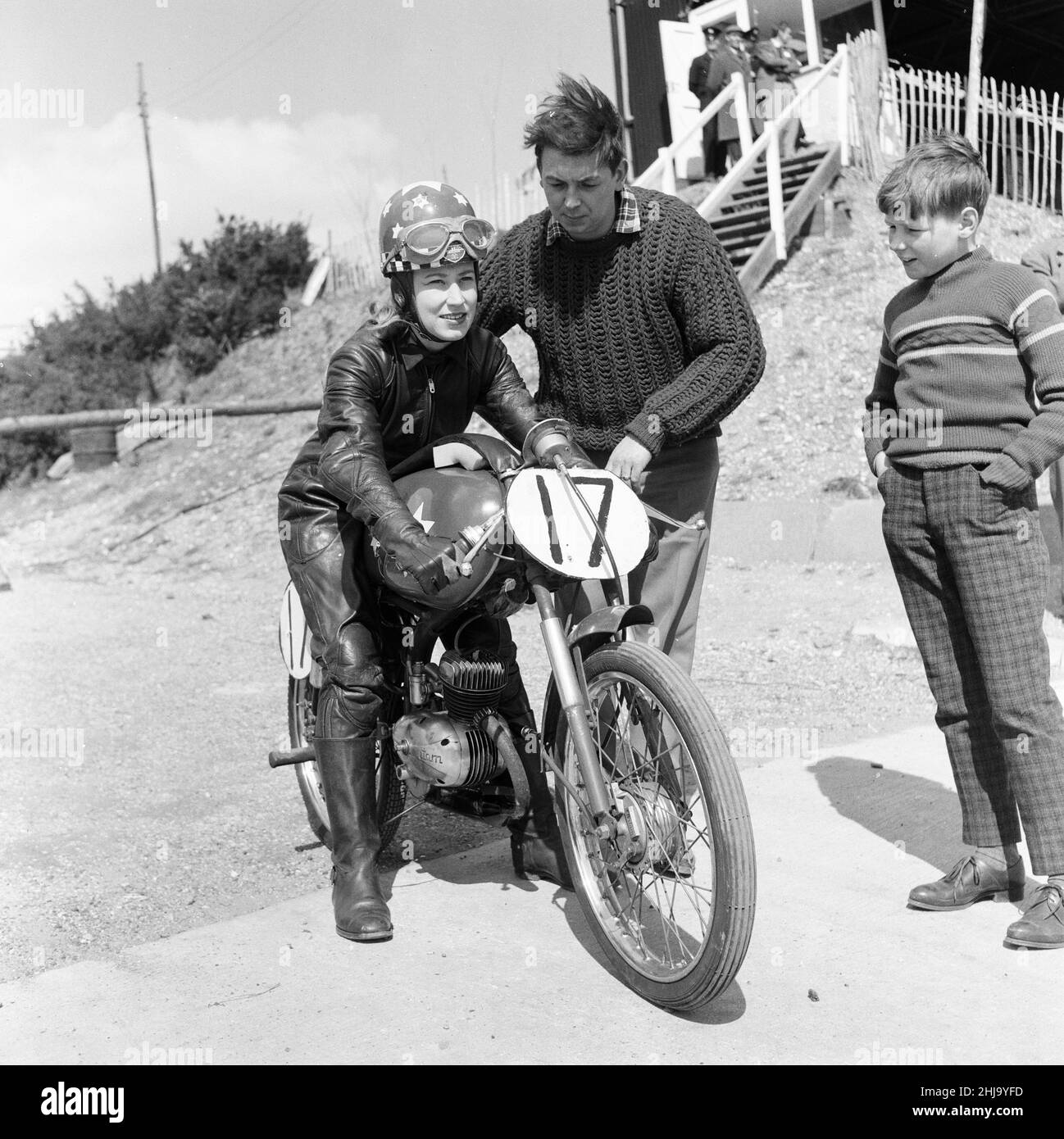 Beryl Swain, motociclista da Londra, sarà in competizione in questo anno Isle of Man TT 50cc Ultra-Lightweight Class, nella foto del circuito di Brooklands a Surrey, Inghilterra, partecipando alla prima gara che si terrà sul circuito dalla sua chiusura (1939), domenica 15th aprile 1962. Anche in foto, marito, Edwin Swain. Foto Stock