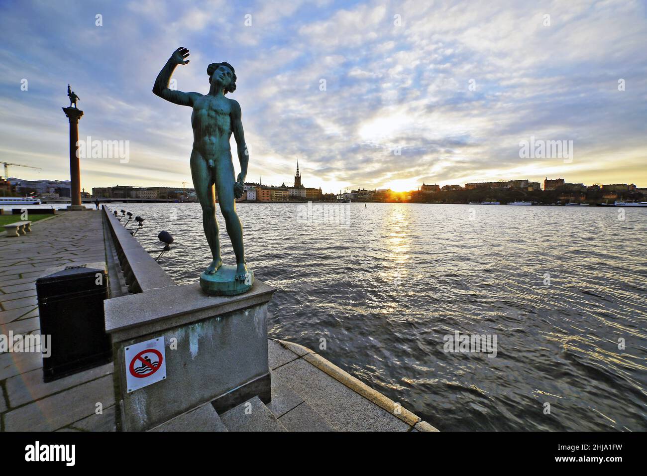 Stadshus Stoccolma statua del municipio e il tramonto sul canale. Stoccolma Svezia Foto Stock
