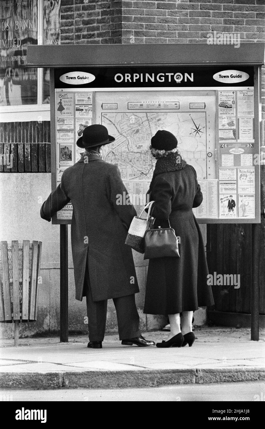 Uomo e donna che guardano una mappa di Orpington, Orpington High Street, Kent. 24th gennaio 1962. Foto Stock