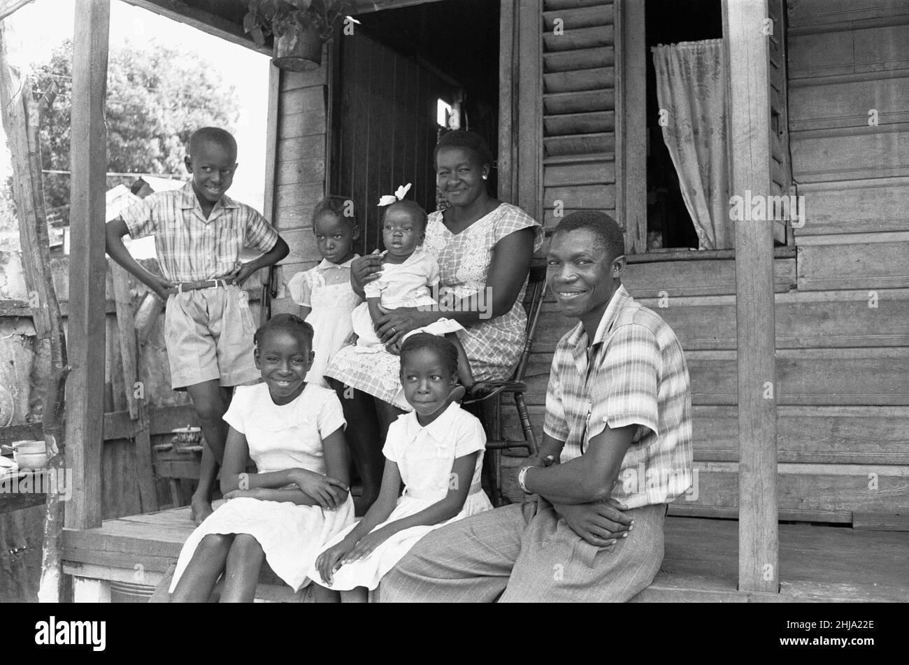 Dirrell Moss e la sua famiglia. Il signor Moss è un pittore di casa per commercio e vive nel distretto di Jonestown a Kingston. Senza lavoro regolare in Giamaica per Dirrel ha deciso di emigrare con la sua famiglia nel Regno Unito. Nel 1961 circa 30.000 giamaicani viaggiarono in Gran Bretagna in cerca di lavoro, ricchezza e felicità. Ora, nel 1962, la marea delle inondazioni si è ridotta a un trickle a causa dell'introduzione del Commonwealth Immigrants Act. Sono ammessi solo un numero limitato di voucher emessi dal governo britannico. Dirrell e la sua famiglia sono stati fortunati e sono stati approvati come imm Foto Stock