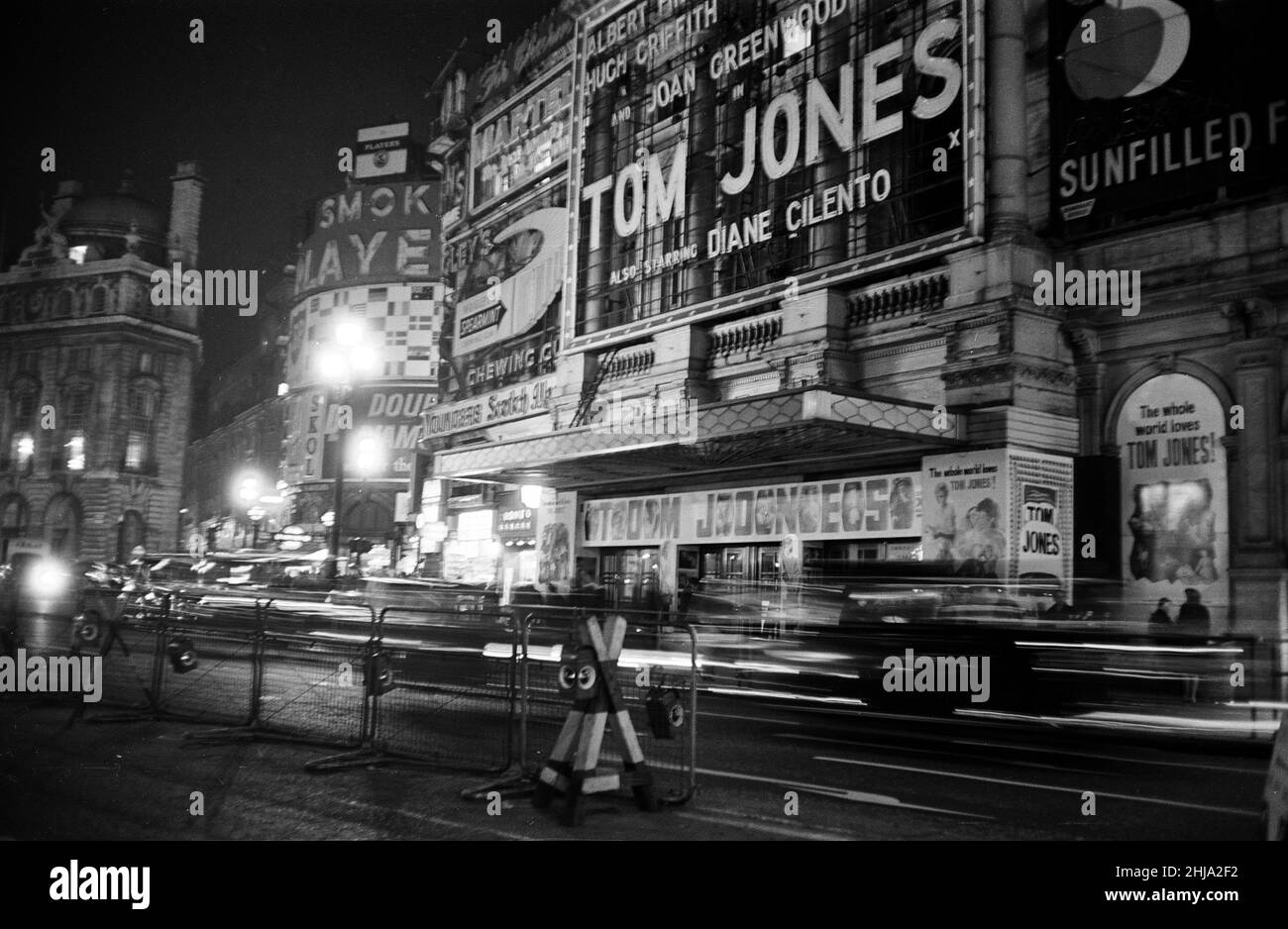 Scene a Londra il giorno del funerale, il presidente Kennedy, che è stato assassinato 3 giorni fa, lunedì 25th novembre 1963. Le nostre immagini mostrano ... strade vuote fuori dal London Pavilion Cinema, all'angolo di Shaftesbury Avenue e Coventry Street sul lato nord-est di Piccadilly Circus a Londra. Foto Stock