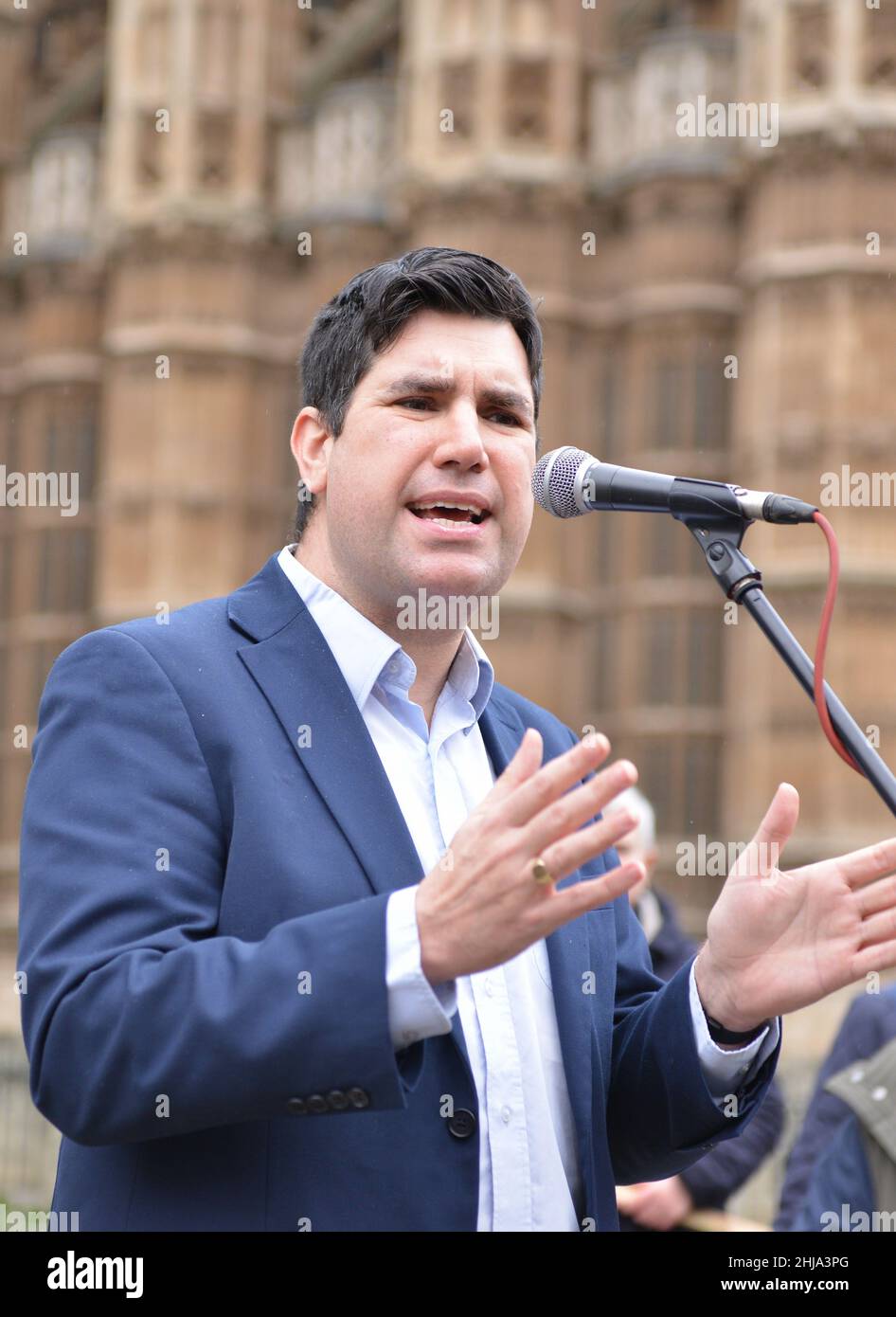 Il deputato del lavoro Richard Burgon parla durante il rally. I manifestanti si sono riuniti a Old Palace Yard, Westminster, per esprimere la loro opposizione alla Nationality & Borders Bill. Foto Stock