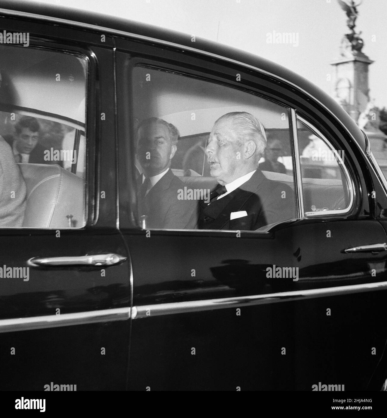 Il primo ministro Harold Macmillan, raffigurato in auto, visita Buckingham Palace. 11th giugno 1963. Foto Stock