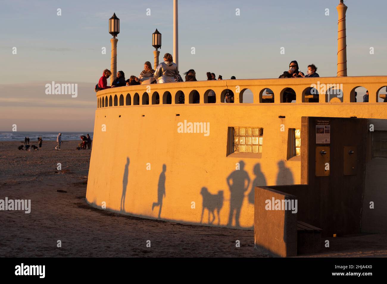 I visitatori della spiaggia di Seaside, Oregon, durante il tramonto di sabato 22 gennaio 2022, in mezzo alla pandemia. Oregon ancora non ha colpito il picco omicron... Foto Stock